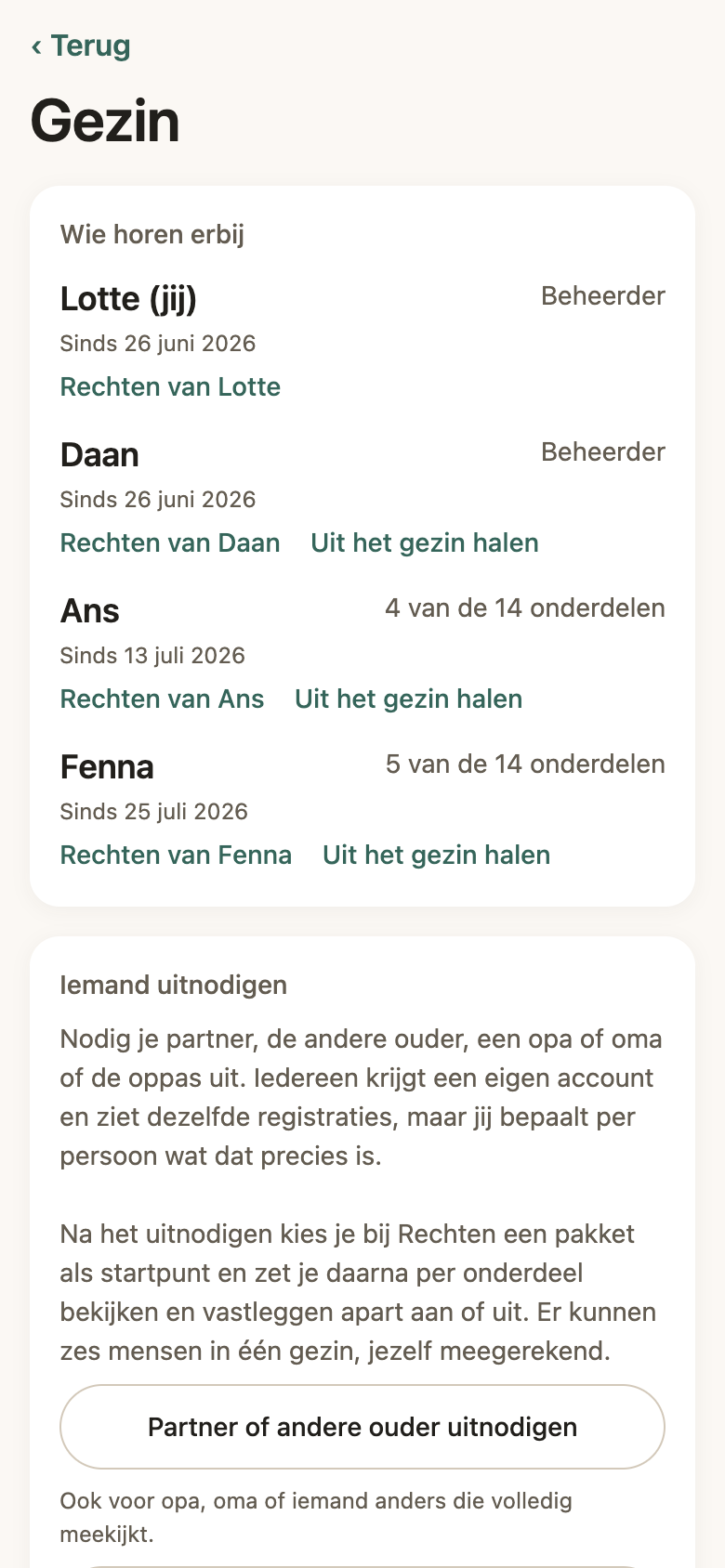 Het gezinsscherm van BabyTracker met vier gezinsleden die allemaal meedoen op één aankoop